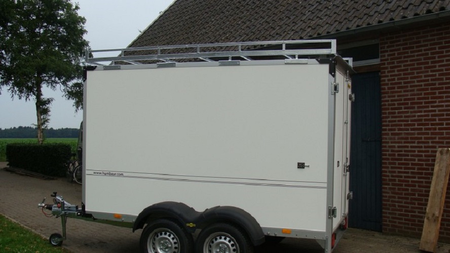 Aanhangwagen met ladingrek bovenop 